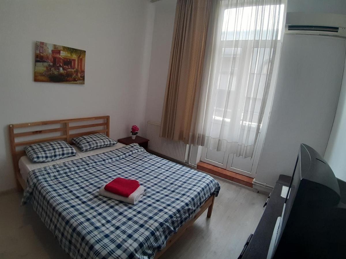 Old Town Luxery With Balcony And View Apartment บูคาเรสต์ ภายนอก รูปภาพ